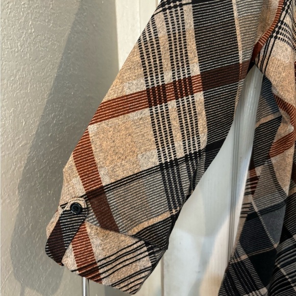 By Design NWT Plaid Soft Knit Blouse With Mid Length Roll Tab Sleeves - Picture 5 of 7